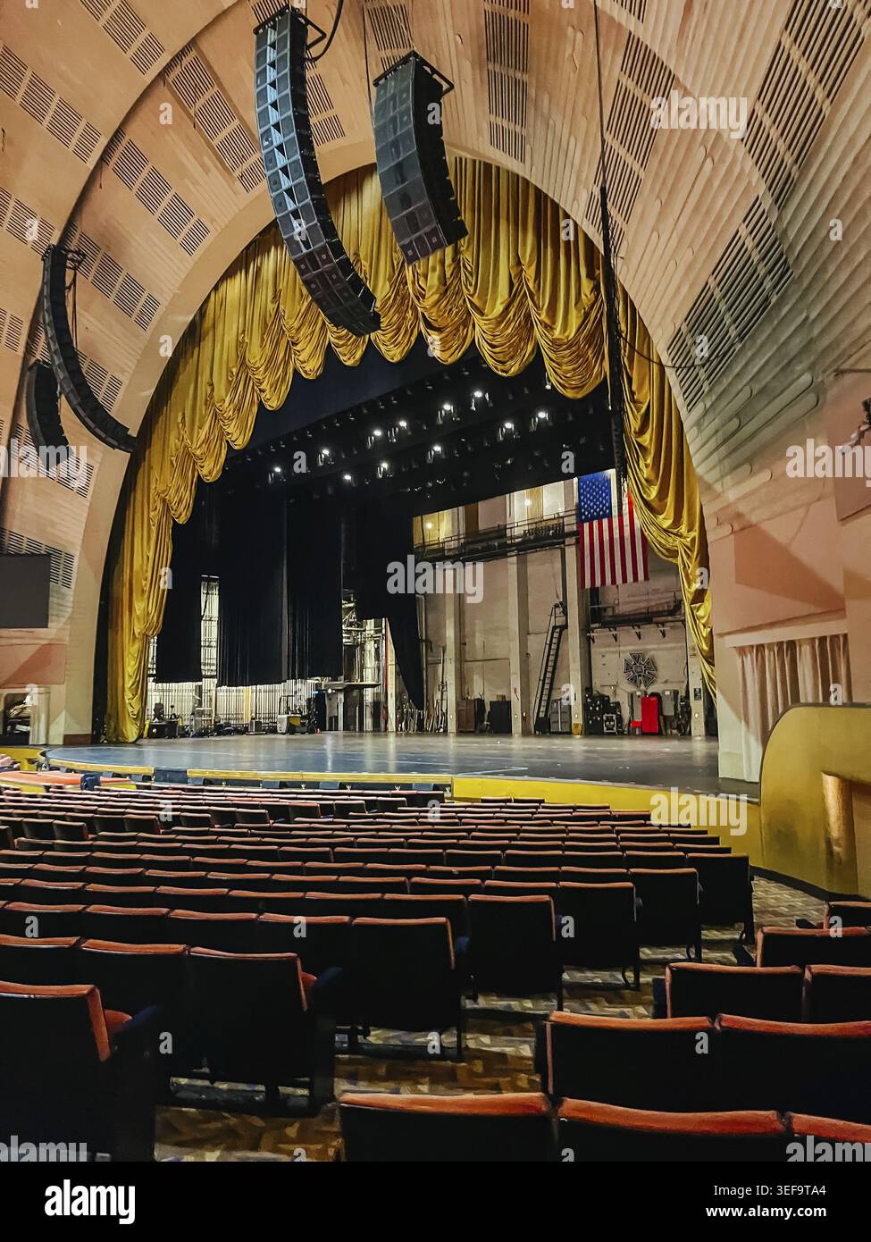 NEW YORK, USA - 6. Juli 2025: Das ikonische Interieur der Radio City Music Hall in Manhattan, New York, USA Stockfoto