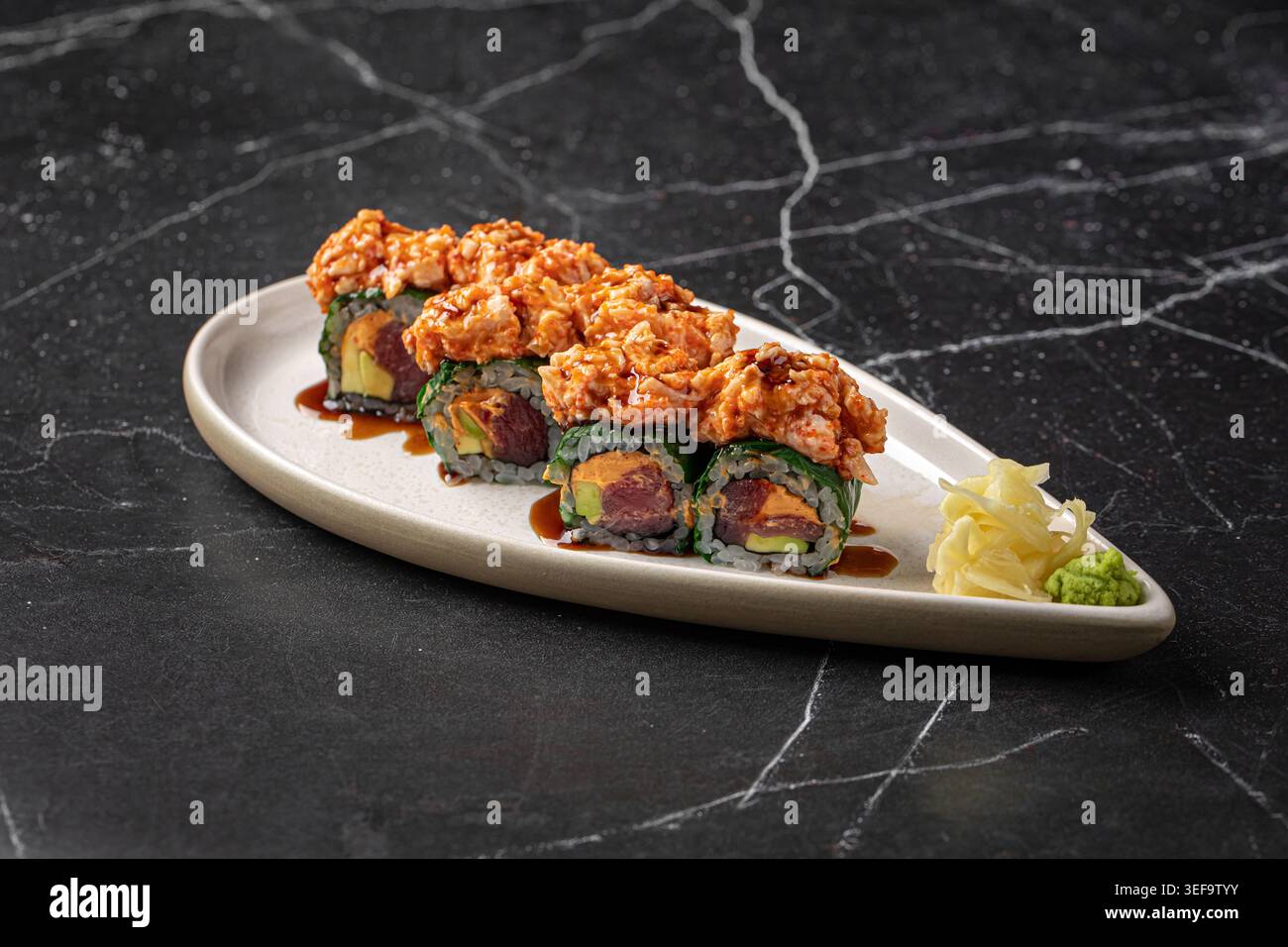 Thunfisch-Sushi-Brötchen mit Garnelen-Tartar und Sauce Stockfoto
