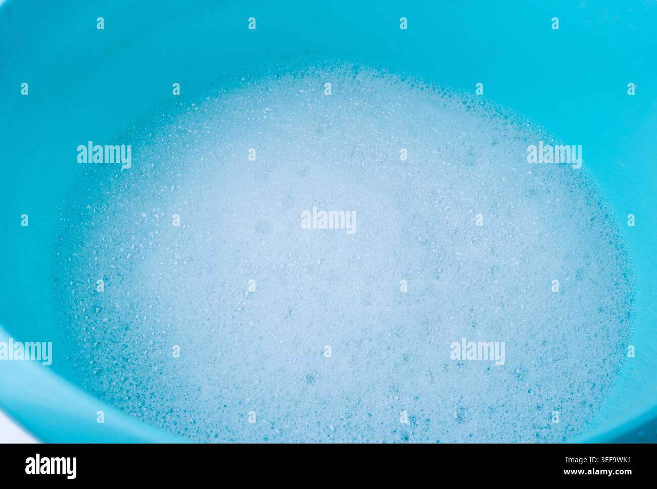 Handwäsche, Waschkleidung in blauem Plastikbecken, getränktes weißes Tuch Handwäsche, Hausarbeit Stockfoto