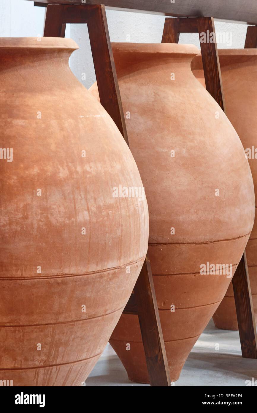 Große handgefertigte Tontöpfe zur Aufbewahrung von Wein und Öl. Geschirr Stockfoto