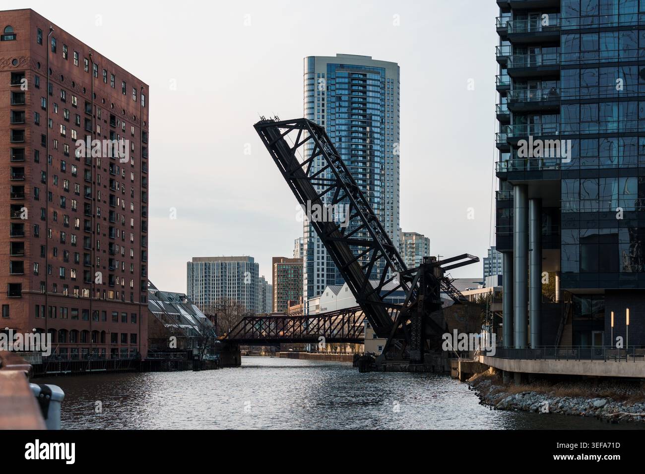Chicago, USA – 13. April 2025: Die Kinzie Street Railroad Bridge in Chicago wird über den Fluss mit urbaner Skyline-Architektur eröffnet Stockfoto