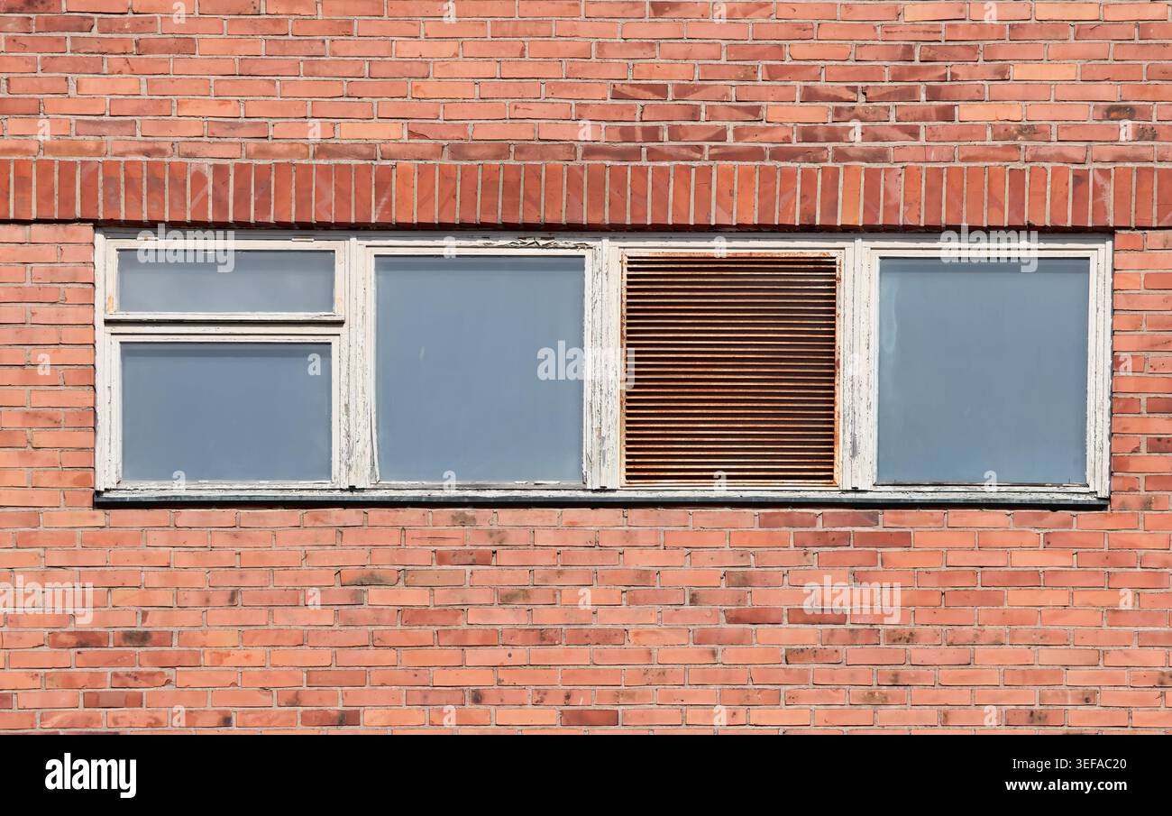 Vier kleine Fenster in einem alten Fabrikgebäude Stockfoto