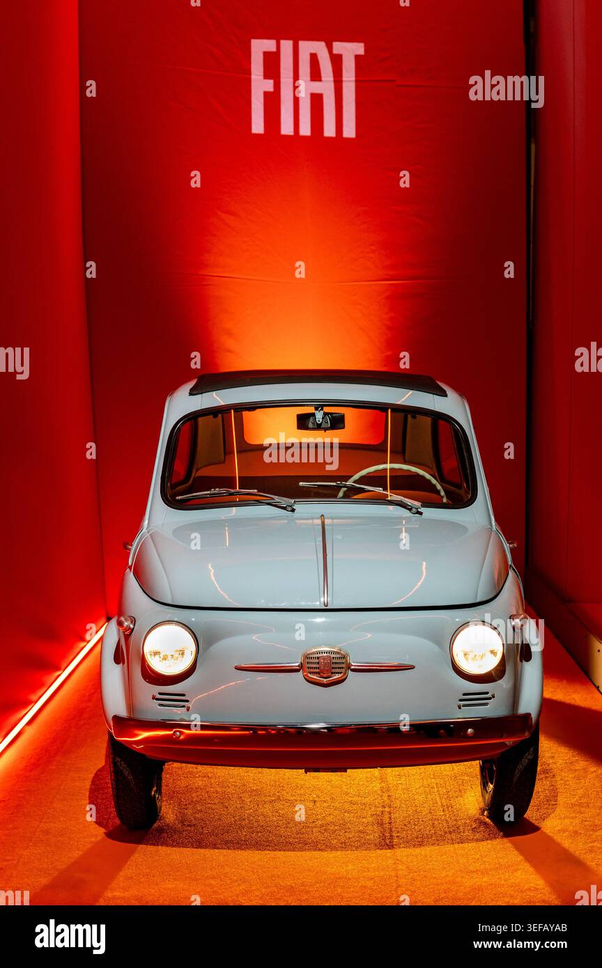Mailand, Lombardei, Italien - 23. April 2026: Oldtimer Fiat 500 mit FIAT-Logo und rot-orangefarbener Beleuchtung Stockfoto
