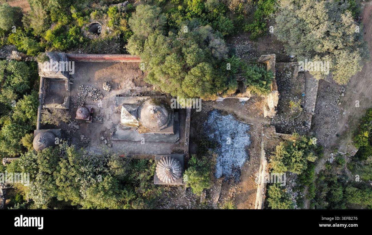 Drohnenblick auf verlassenen Sikh-Schrein und Steinruinen in Tilla Jogian Pakistan Stockfoto