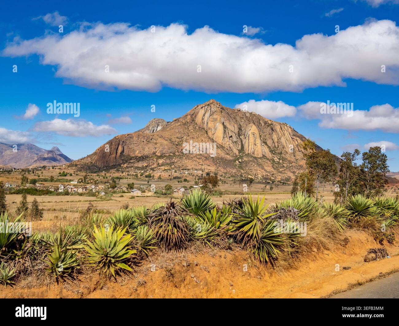 Malerische Ausblicke entlang der Autobahn in der Nähe des Anja Community Reserve in Madagaskar bieten Hügel und Vegetation Stockfoto