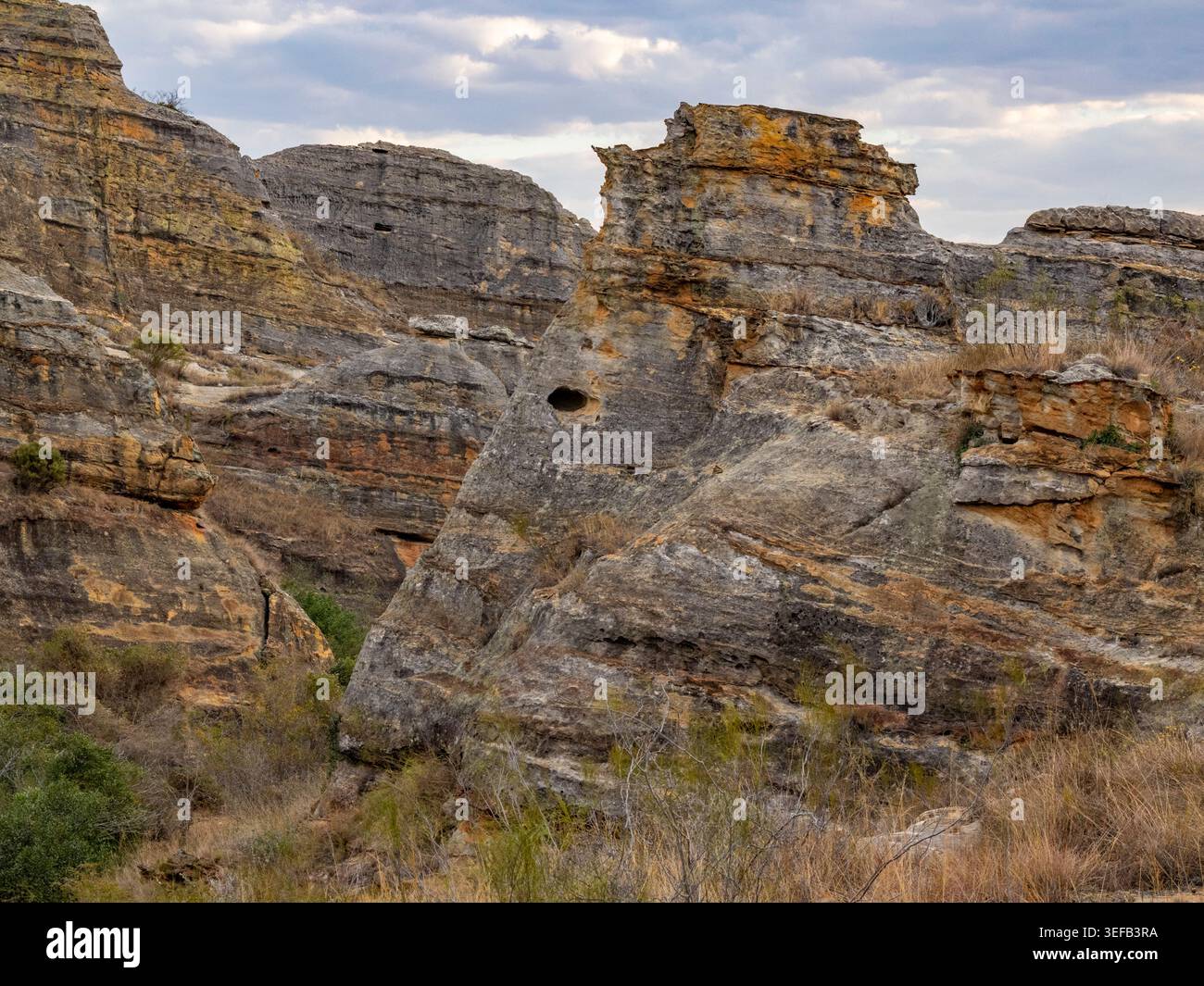 Sandsteinformationen im Isalo Massiv bieten eine einzigartige Landschaft in Madagaskars natürlicher Umgebung in der Nähe eines Hotels Stockfoto