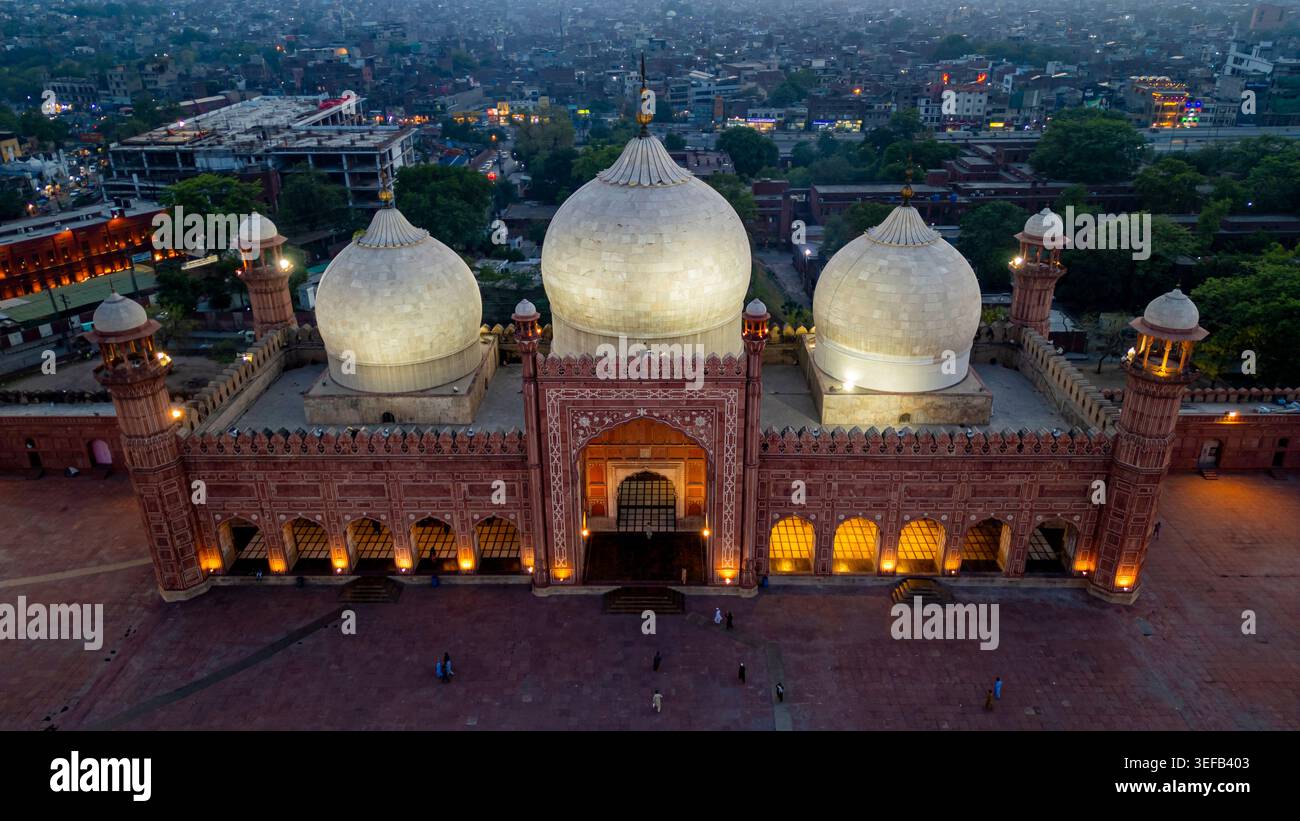 Nachtansicht auf die Badshahi Moschee mit beleuchteten Kuppeln in Lahore, Pakistan Stockfoto
