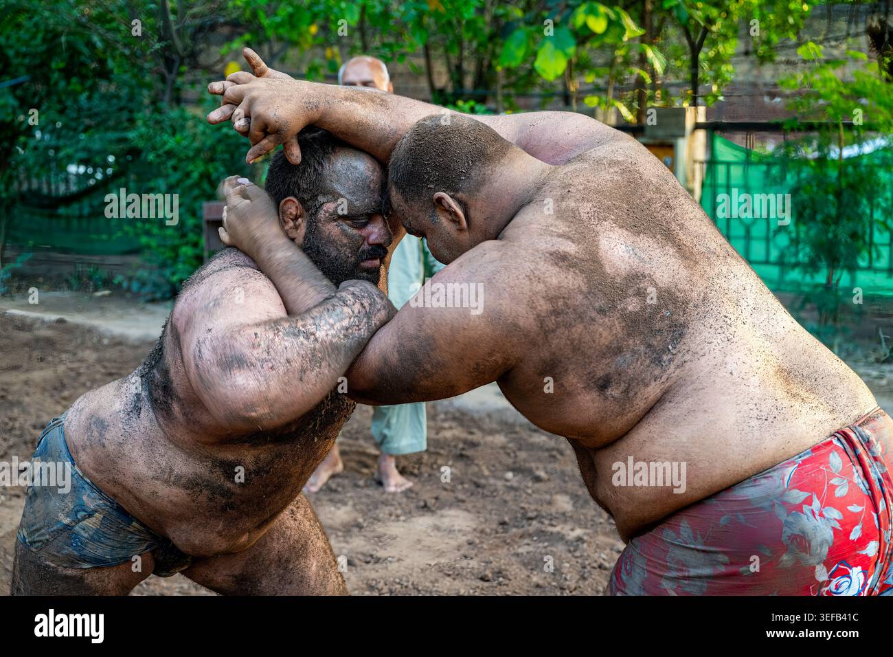 Schlammwrestling-Wettbewerb findet statt, bei dem lokale Wrestler in Lahore, Pakistan, an einem Spiel teilnehmen Stockfoto