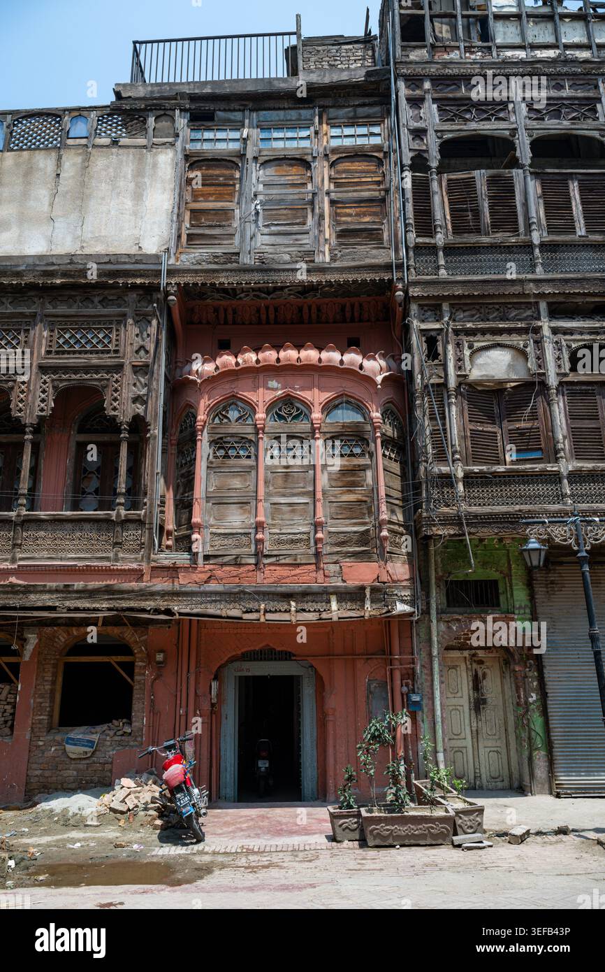 Historisches Haus mit einzigartiger Architektur in der Altstadt von Peshawar, Pakistan, mit komplizierten Holzarbeiten und alten Fenstern Stockfoto