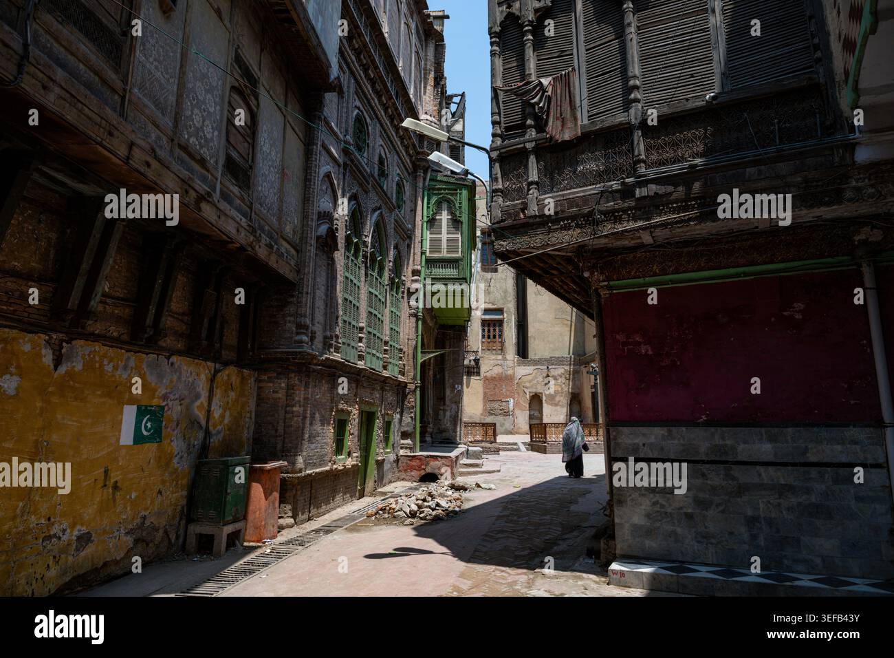 Historische Architektur und enge Gassen in der Altstadt von Peschawar, Pakistan, zeigen kulturelles Erbe und traditionelles Leben Stockfoto