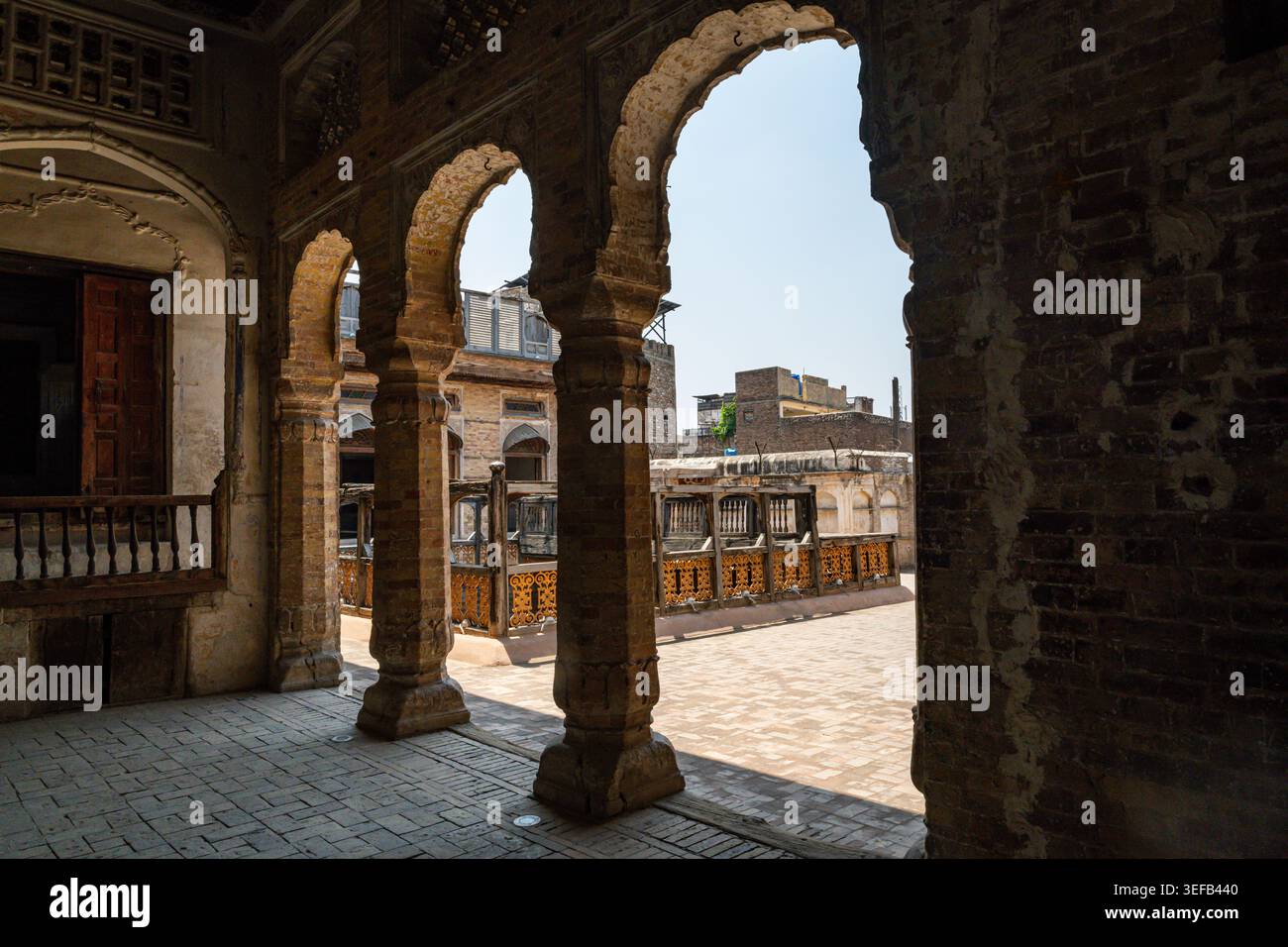 Historisches Haus mit traditioneller Architektur in der Altstadt von Peschawar Stockfoto