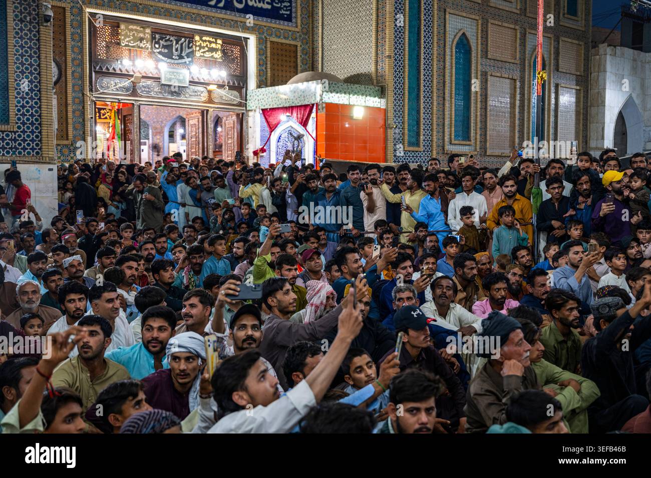 Sufi-Männer tanzen im Schrein während des spirituellen Treffens in Sehwan Pakistan Stockfoto