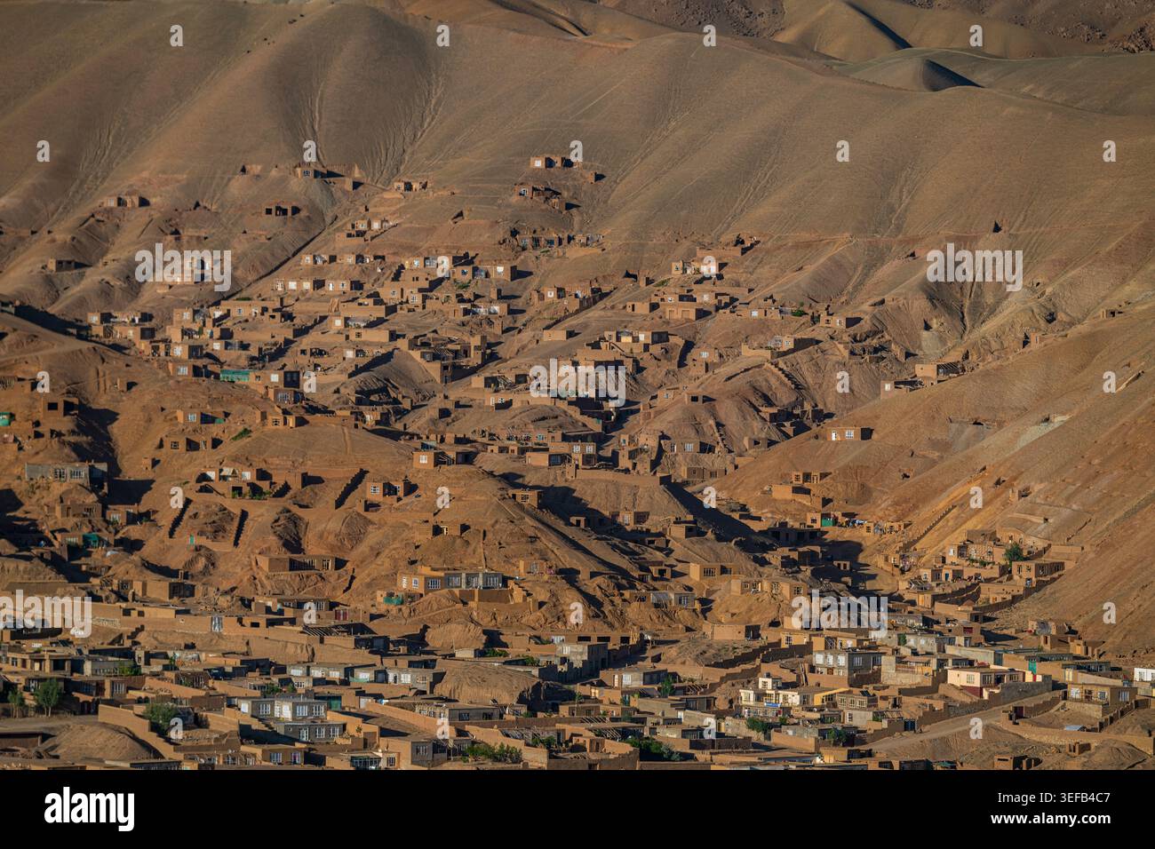 Blick auf die Berge und das Dorf in Bamyian mit historischer Bedeutung von Shahr-e-Gholghola in Afghanistan Stockfoto