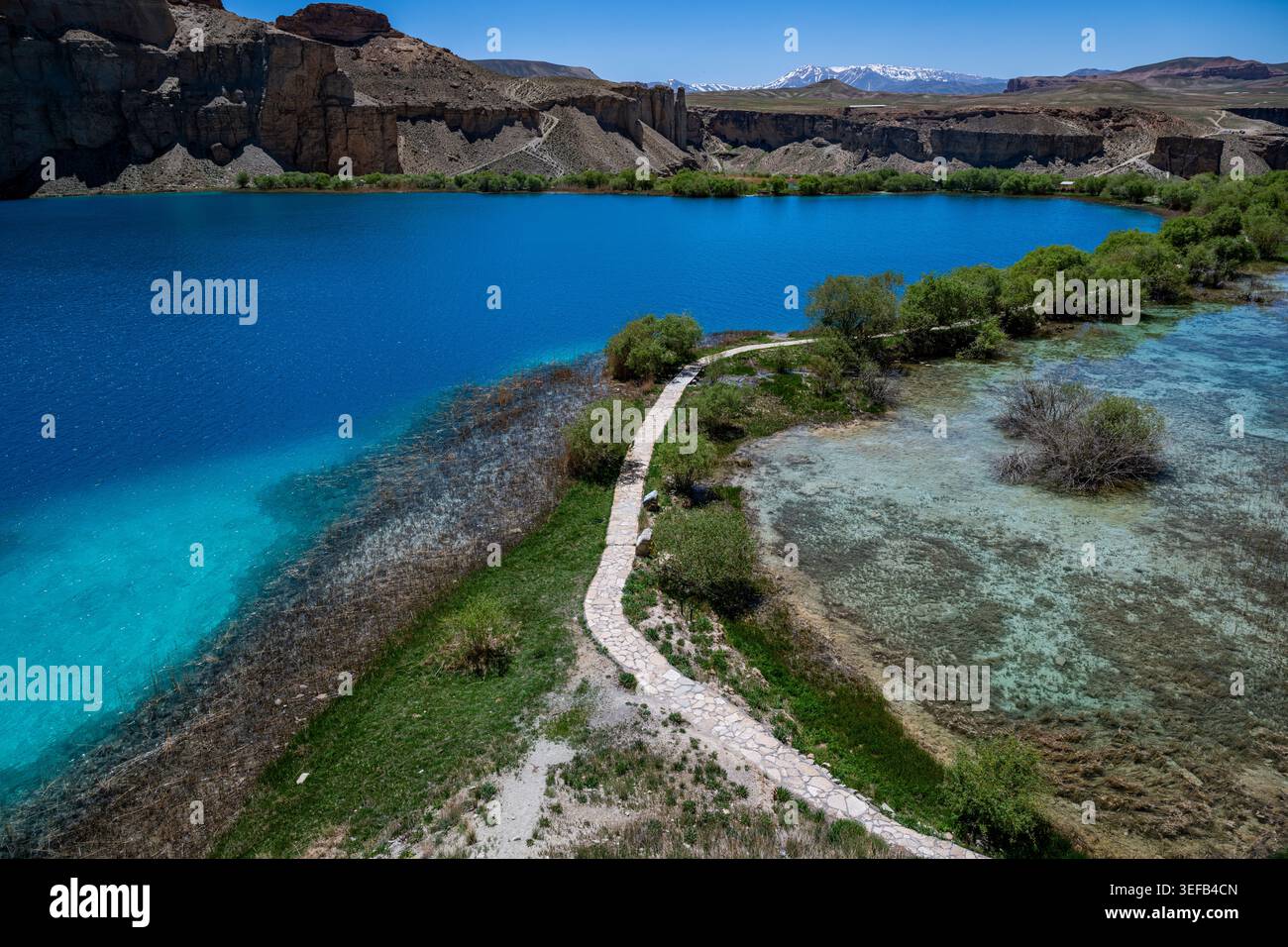 Bunte Seen umgeben von Bergen und Grün im afghanischen Nationalpark Stockfoto