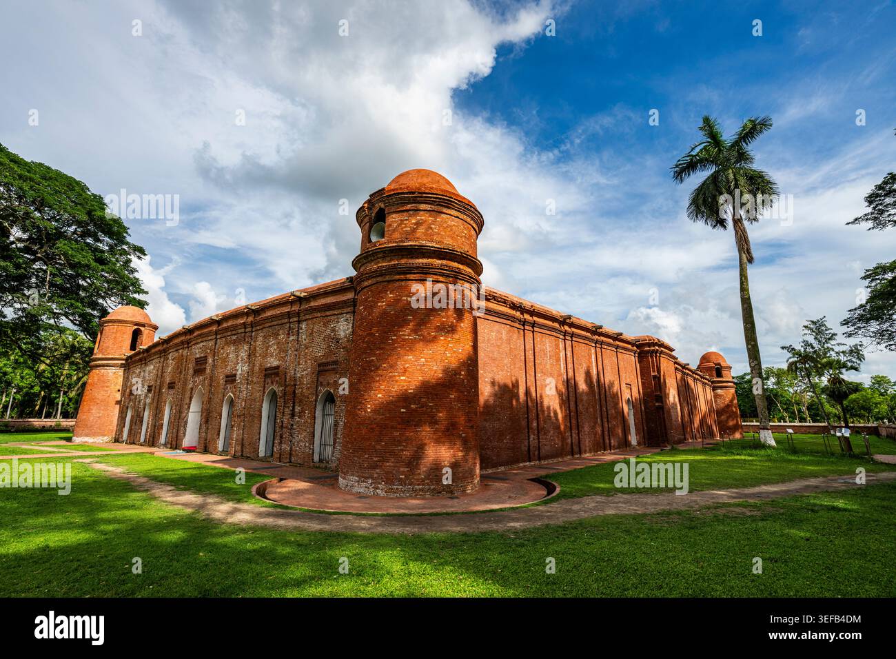Die Sixty Dome Moschee bietet eine einzigartige Architektur mit roten Ziegelwänden und großen Kuppelbauten in Bangladesch Stockfoto