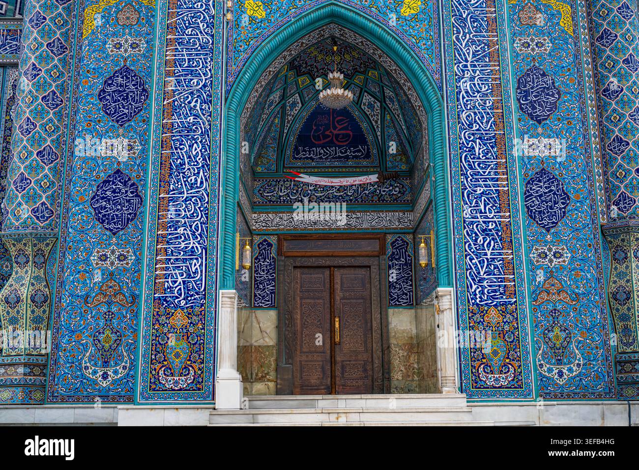 Der Sakhi Shah-e Mardan-Schrein besticht durch aufwändige blaue Fliesen und detaillierte Muster in Kabul, Afghanistan Stockfoto