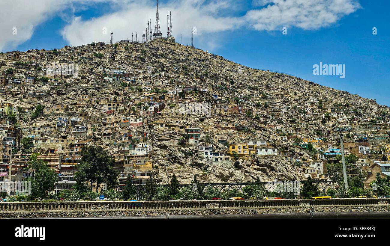 Hügel mit Gebäuden und Telekommunikationstürmen in Kabul, Afghanistan, tagsüber Stockfoto