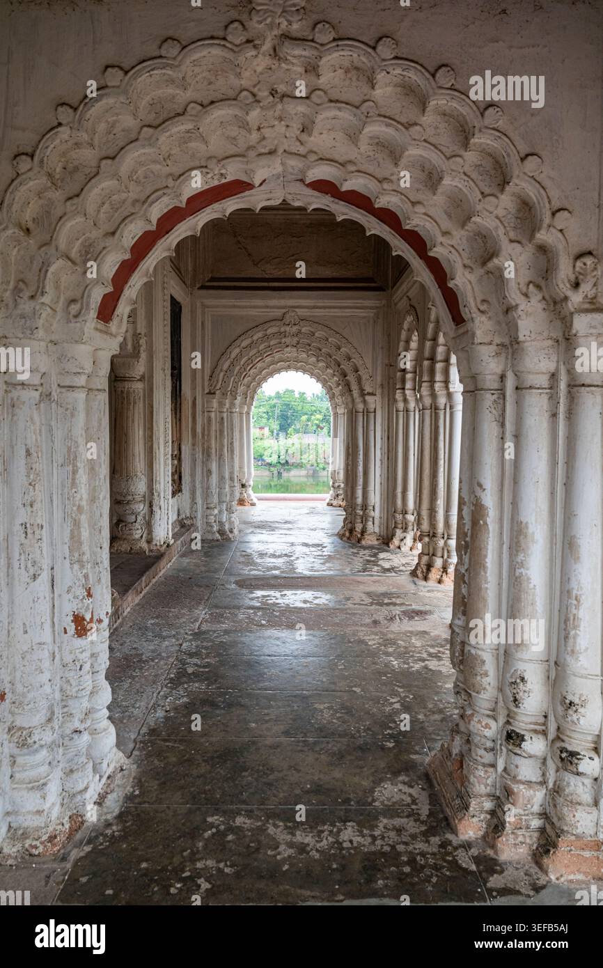 Der historische Puthia Rajbari Komplex verfügt über architektonische Bögen und Strukturen in Bangladesch Stockfoto