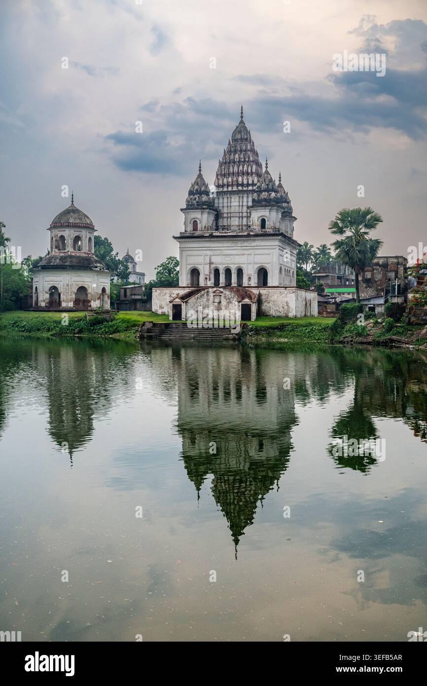 Puthia Rajbari Komplex mit Reflexionen über das Wasser in Bangladesch am Abend Stockfoto