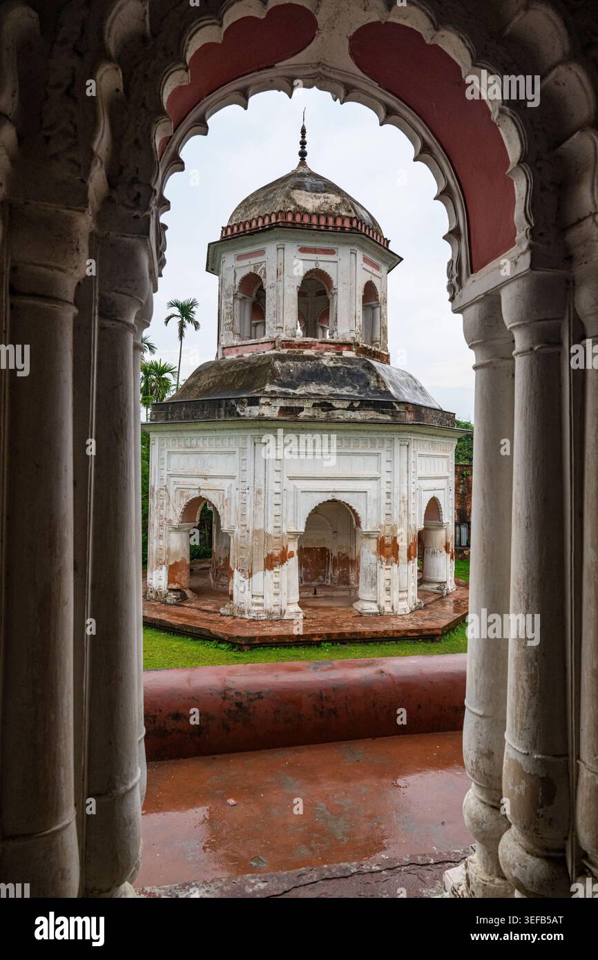 Der historische Puthia Rajbari Komplex verfügt über eine kunstvolle Struktur und Bögen in Bangladesch, die architektonischen Stil zeigen Stockfoto