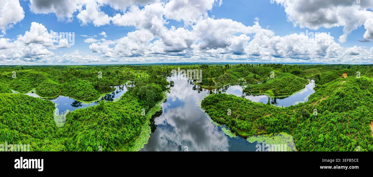Weite grüne Landschaft der Teeregion Sreemangal in Bangladesch mit Seen und Hügeln unter blauem Himmel Stockfoto