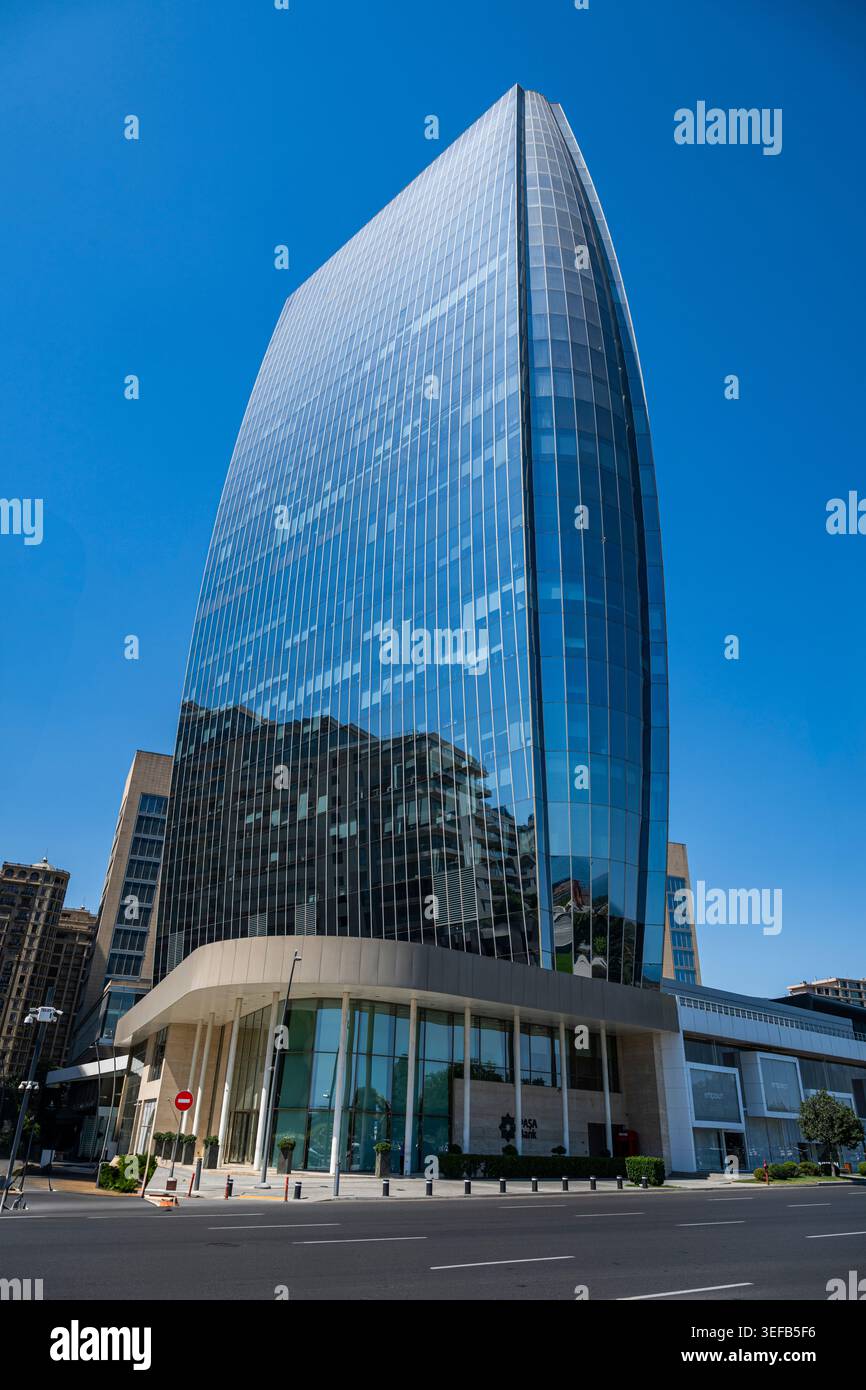 Hochhäuser reflektieren das Sonnenlicht in Baku und zeigen moderne Architektur in der urbanen Landschaft Aserbaidschans Stockfoto