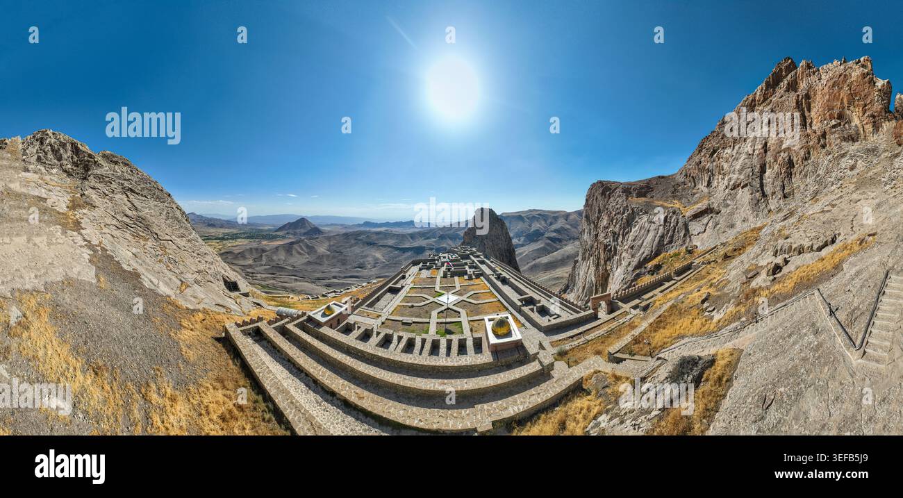Panorama mit der Burg Alinja und der umliegenden Landschaft in Aserbaidschan während des Tages Stockfoto