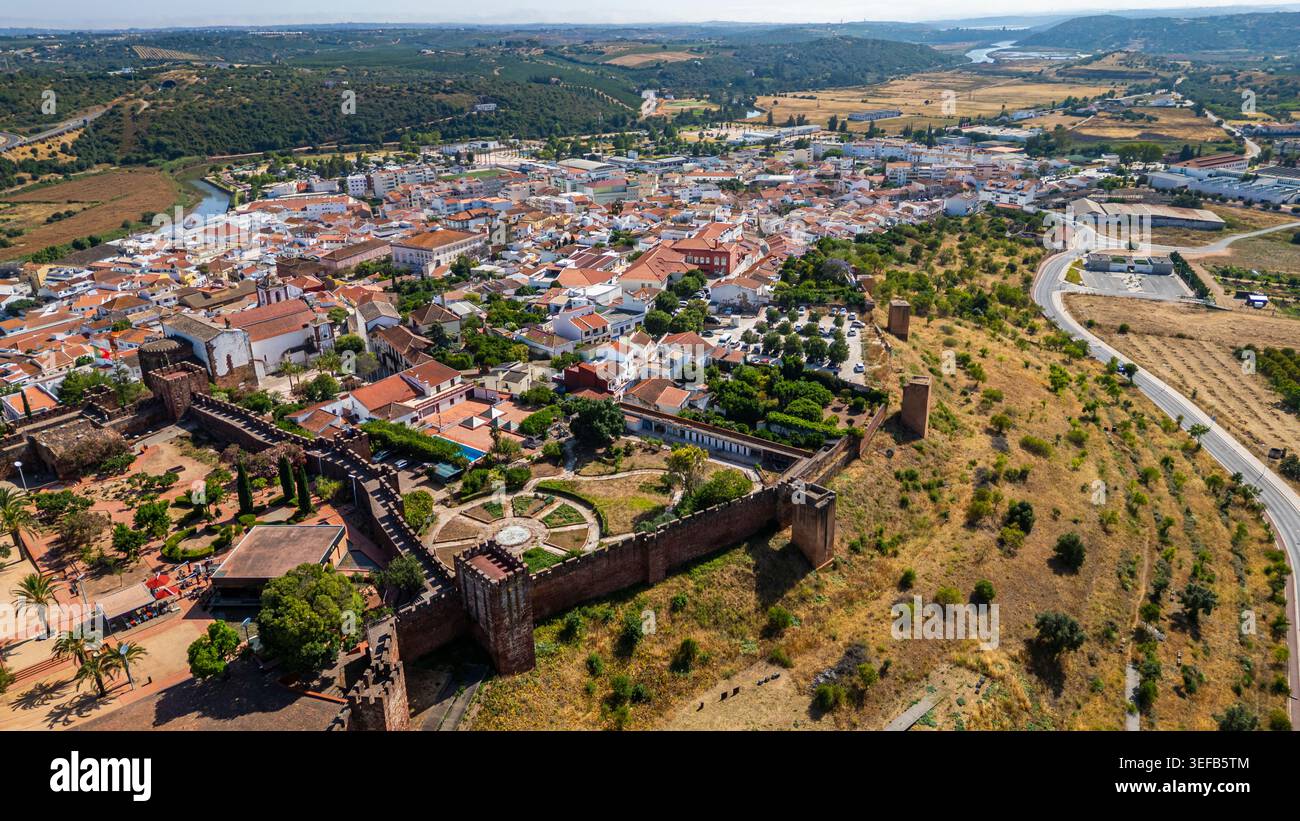 Die befestigte Stadt Silves an der Algarve zeigt historische Gebäude und Landschaft von oben Stockfoto
