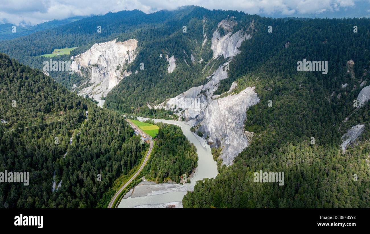 Die Rheinschlucht zeigt sich in der Schweiz mit einem gewundenen Fluss und steilen Klippen mit grünem Wald Stockfoto