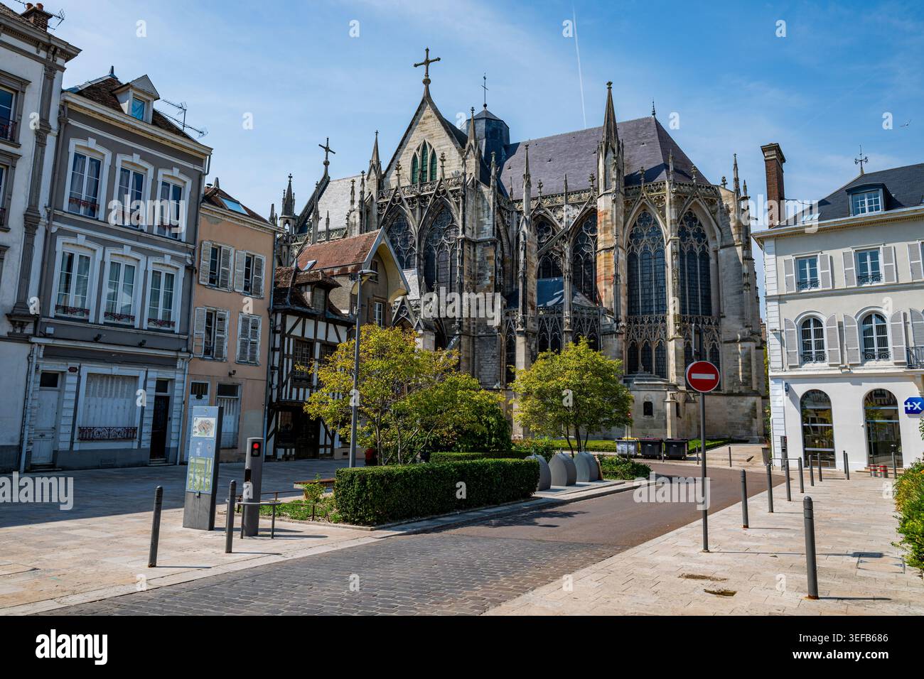 Wunderschöner Blick auf die historische Architektur in Troyes, einem UNESCO-Weltkulturerbe in der Weinregion Champagne in Frankreich bei hellem Wetter Stockfoto