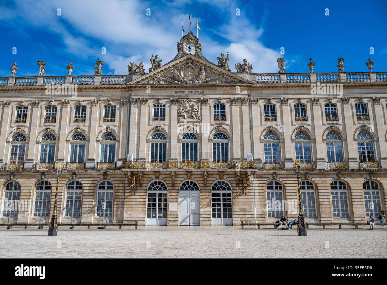 Historisches Gebäude mit detaillierter Architektur und entspannenden Menschen im Place Stanislas in Nancy Frankreich Stockfoto