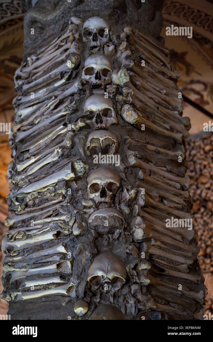 Die Knochen-Kapelle zeigt menschliche Schädel und Knochen, die in Mustern angeordnet sind, in der Kirche Sao Francisco in Evora, Portugal, die Teil des UNESCO-Weltkulturerbes ist Stockfoto