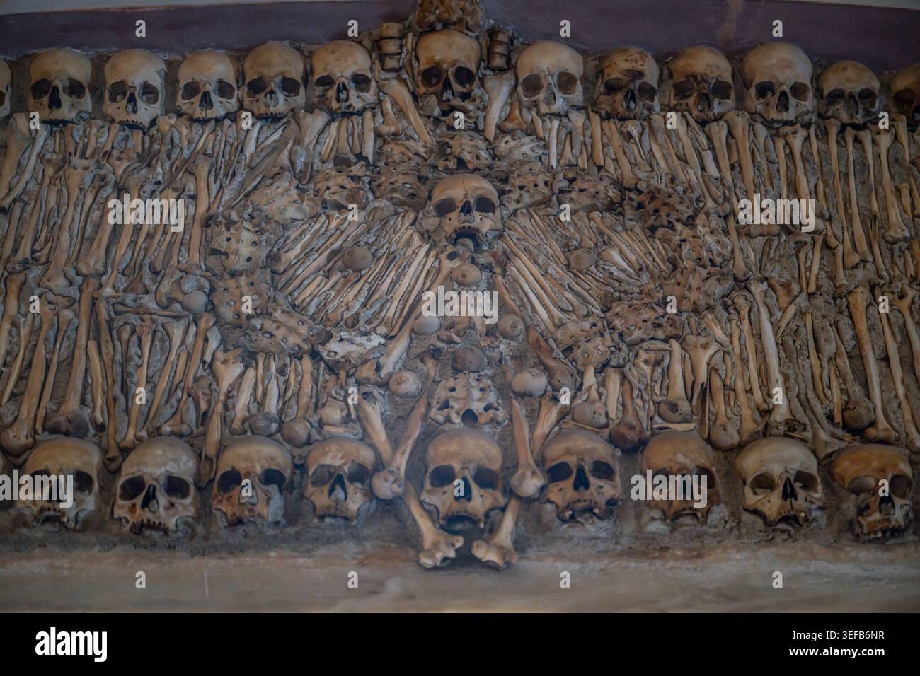 In einer Kapelle in der Kirche Sao Francisco in Evora sind Knochen angeordnet, die die Kulturgeschichte Portugals beleuchten Stockfoto