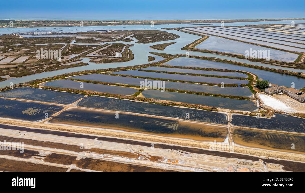 Überblick über Salinen mit Wasserkanälen und Salzverdunstungsprozessen in der Algarve, Portugal Stockfoto