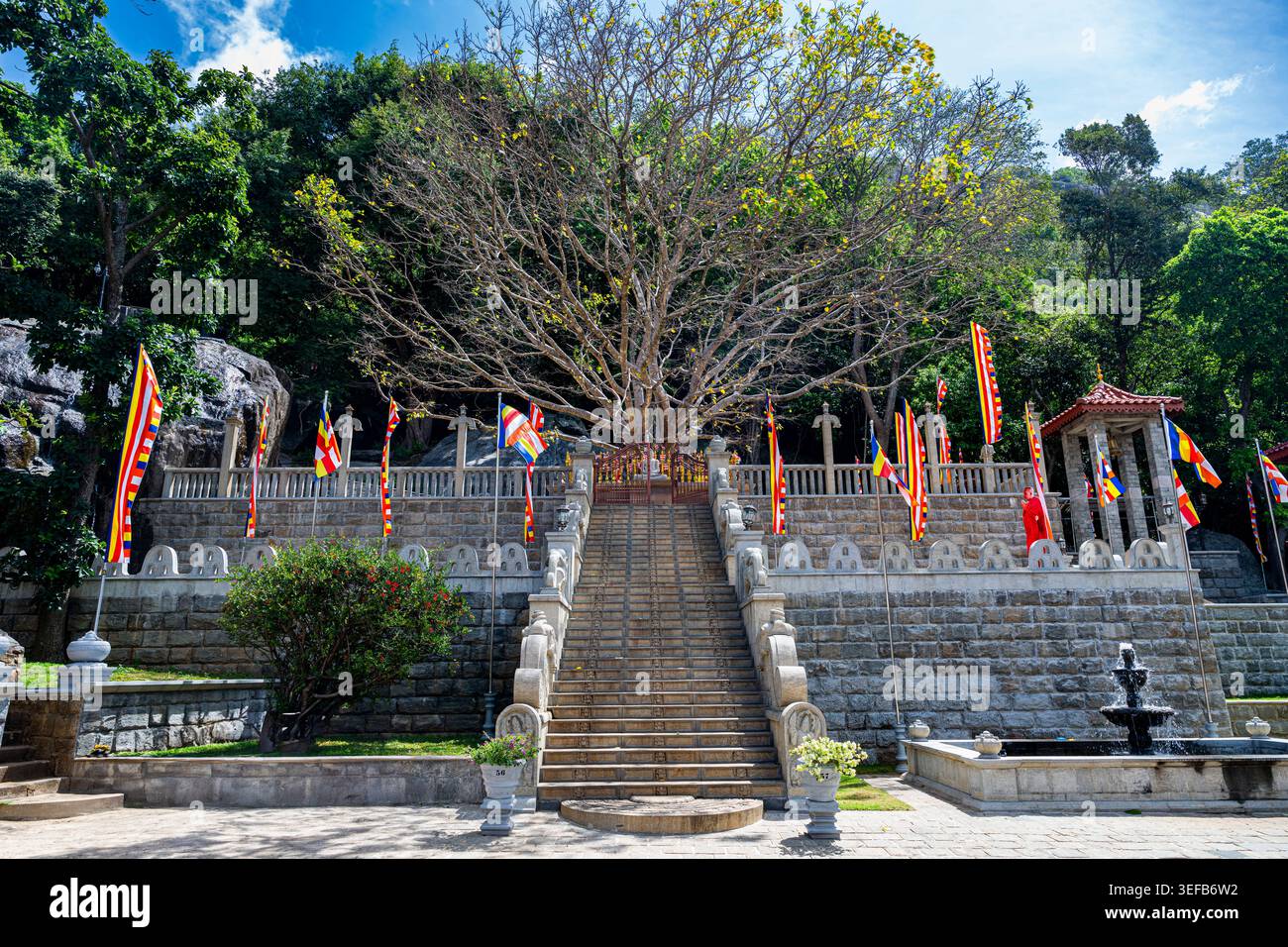 Eintritt zum Dambulla-Höhlentempel in Sri Lanka mit Stufen und Fahnen Stockfoto