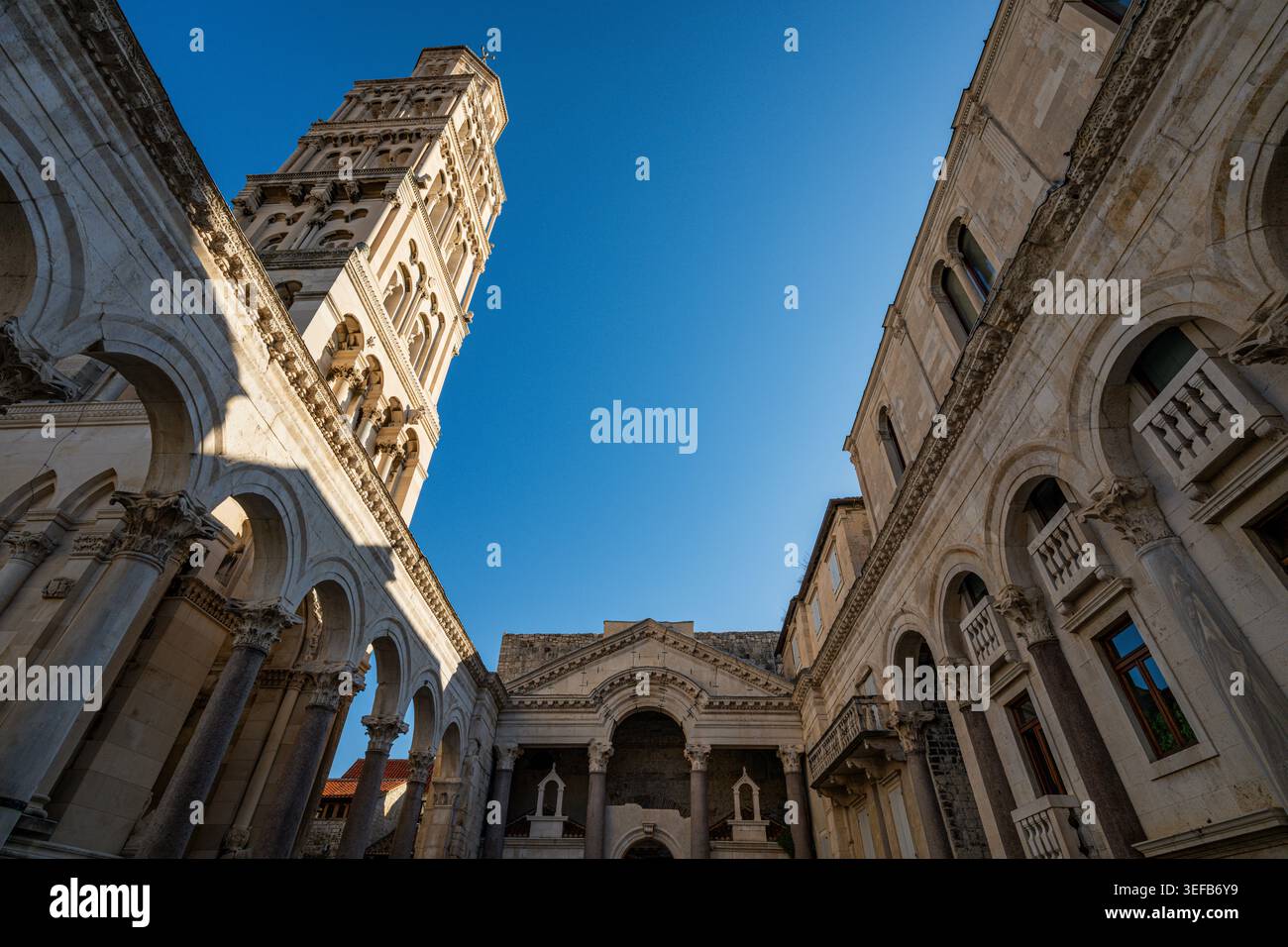Konzentrieren Sie sich auf den Glockenturm der Kathedrale Saint Domnius im historischen Diokletianspalast in Split, Kroatien Stockfoto