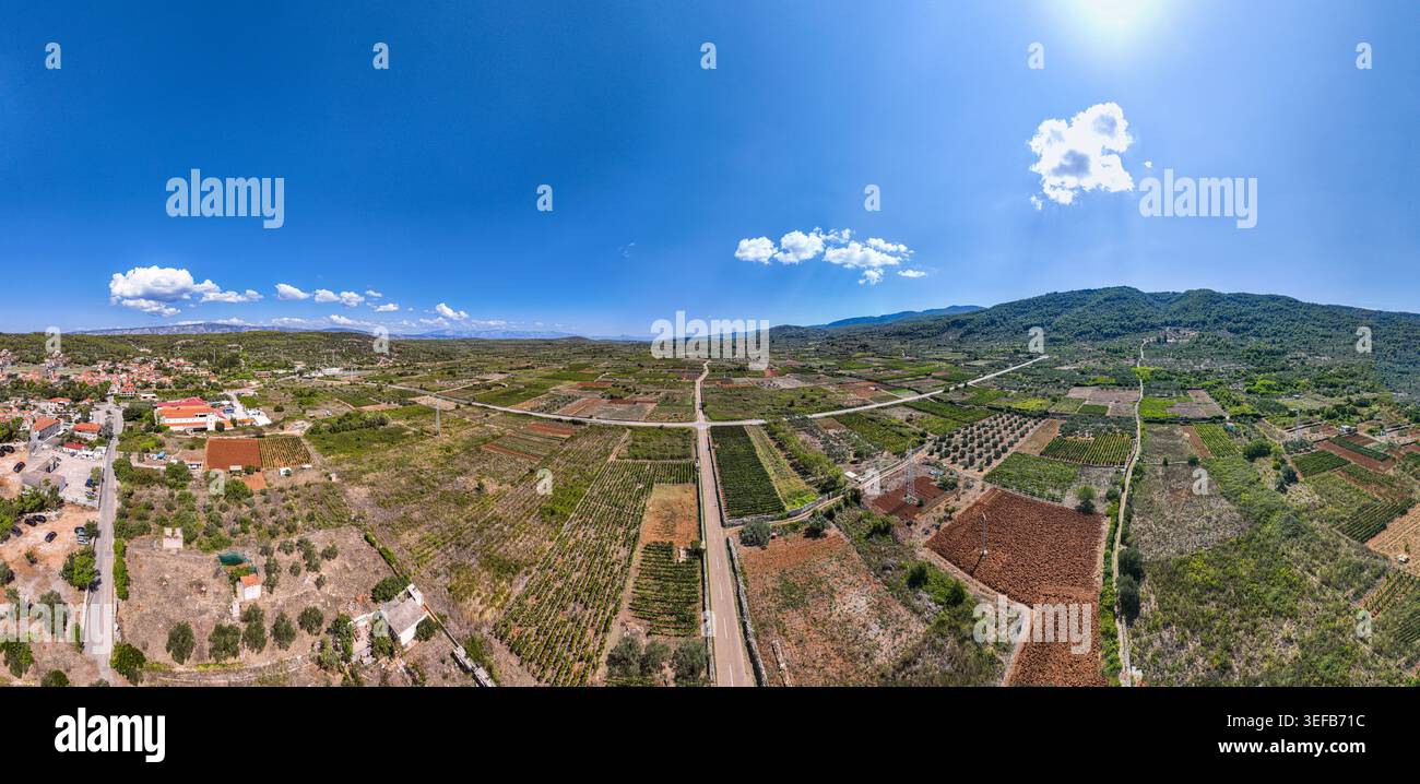 Luftaufnahme der Stari Grad Ebene mit Feldern und Straßen in Hvar, Kroatien bei hellem Tageslicht Stockfoto
