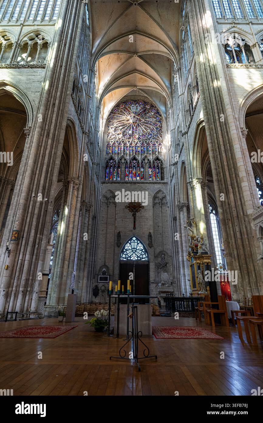 Erkunden Sie das Innere der Kathedrale von Amiens, bekannt für ihre gotische Architektur und Buntglasfenster in Frankreich Stockfoto