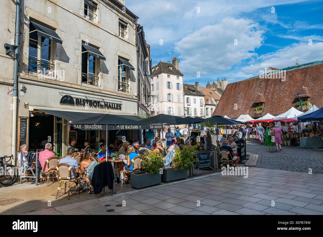 Das alte Zentrum von Beaune in Burgund zeigt einen Markt im Freien, auf dem Menschen Speisen und Getränke in Frankreich genießen Stockfoto