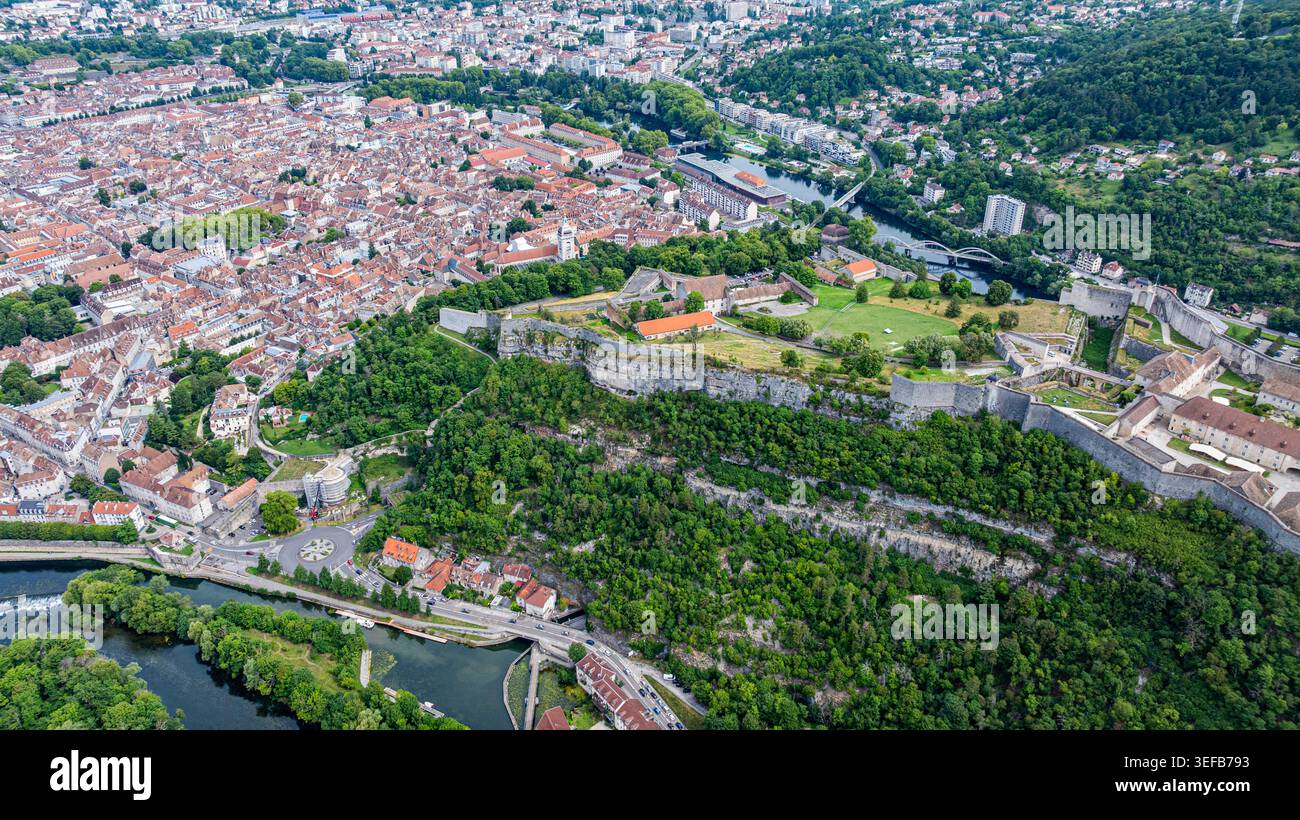 Blick auf die Zitadelle von Besancon, umgeben von Stadt und Natur von oben in Frankreich Stockfoto