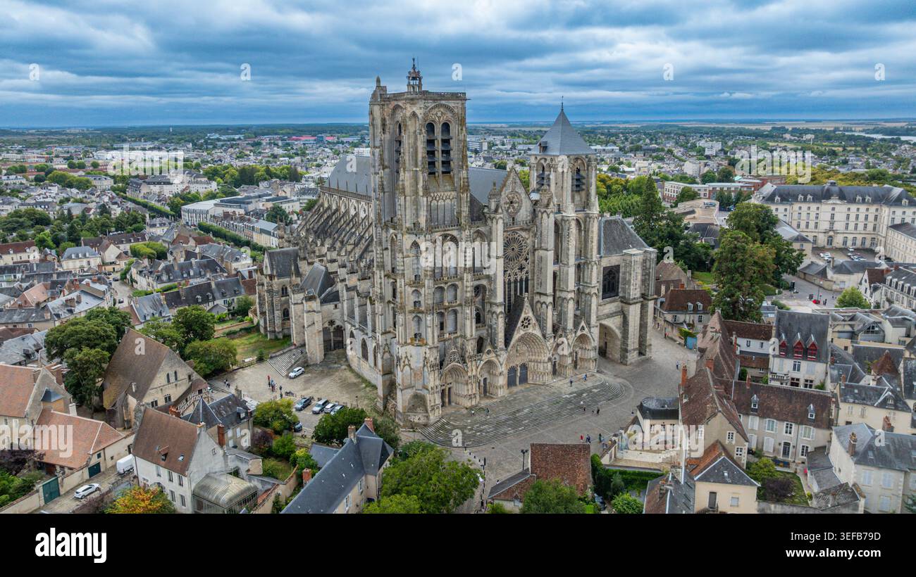 Die Kathedrale von Bourges aus der Vogelperspektive zeigt ihre großartige Architektur inmitten der Stadtlandschaften Frankreichs Stockfoto