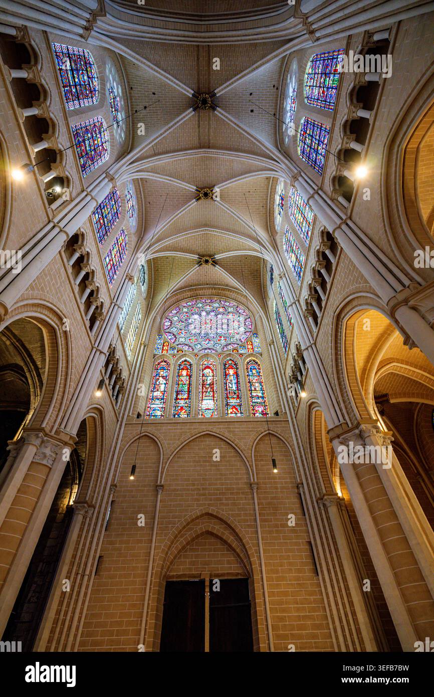 Im Inneren der wunderschönen Kathedrale von Chartres mit Buntglas und komplizierter Architektur in Frankreich Stockfoto