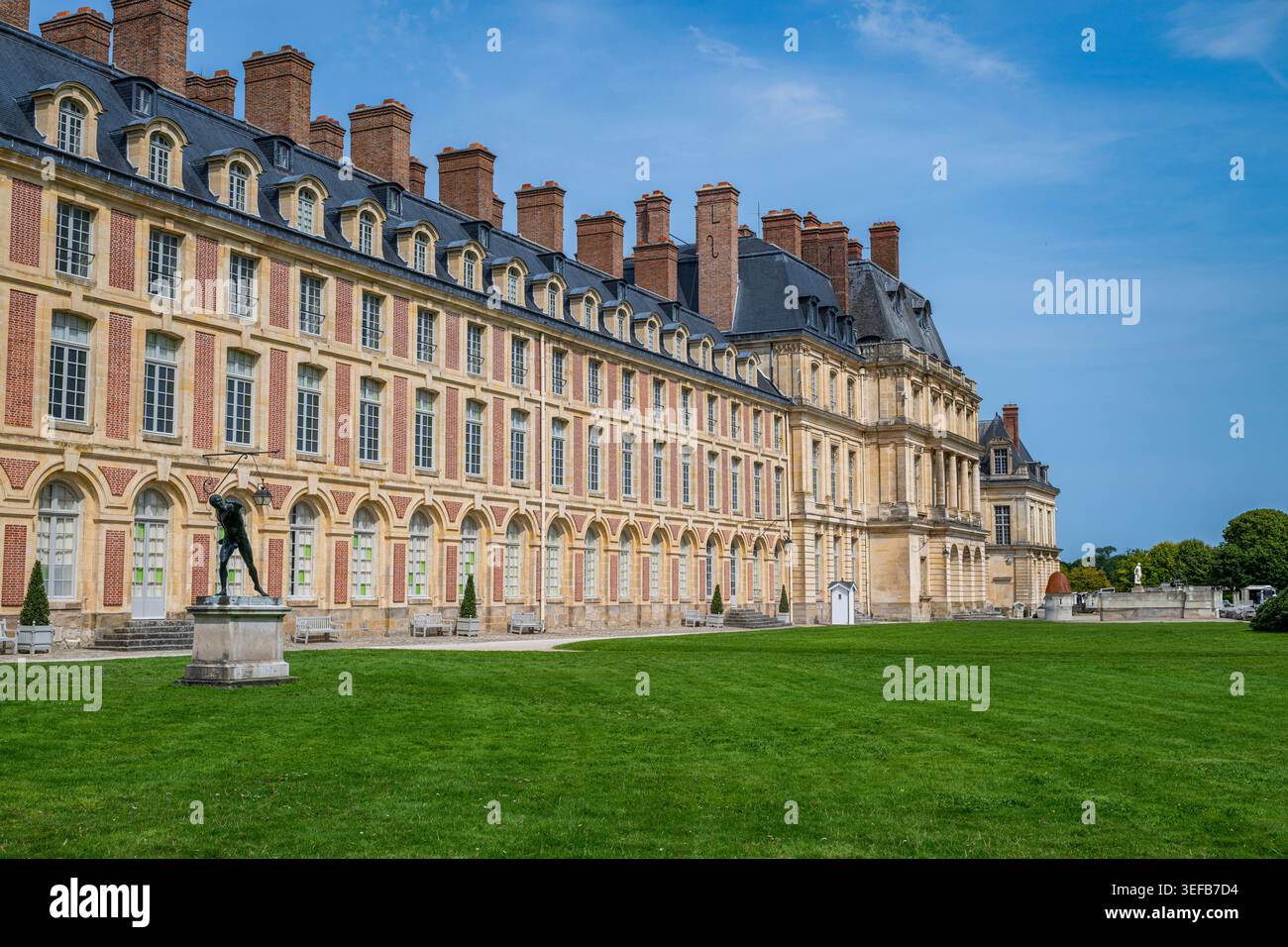 Der Palast von Fontainebleau zeigt historische Architektur und wunderschöne Gärten in Frankreich Stockfoto
