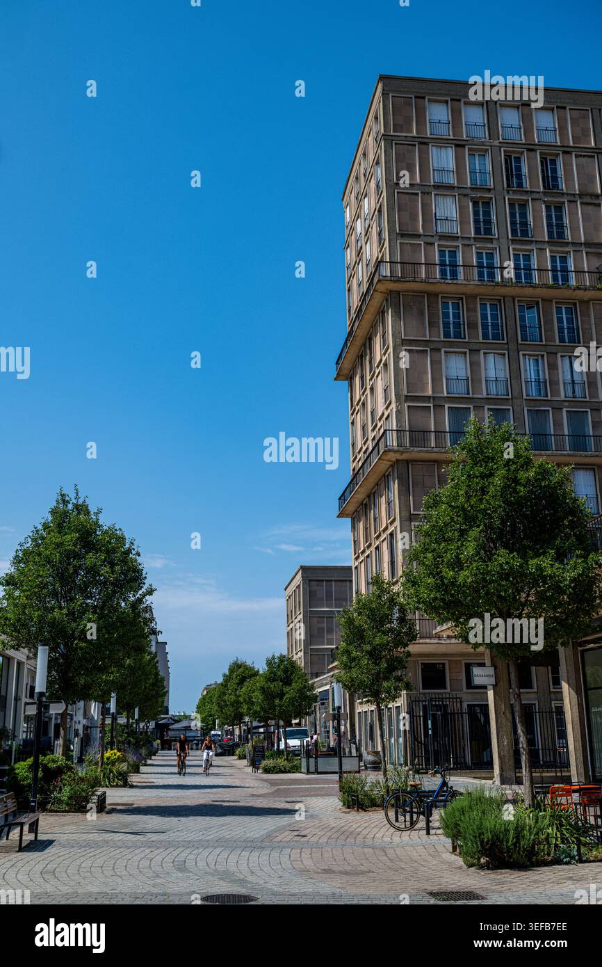 Einzigartige Architektur entlang eines Weges in Le Havre, Normandie, Frankreich an einem klaren, sonnigen Tag mit Bäumen entlang der Straße Stockfoto