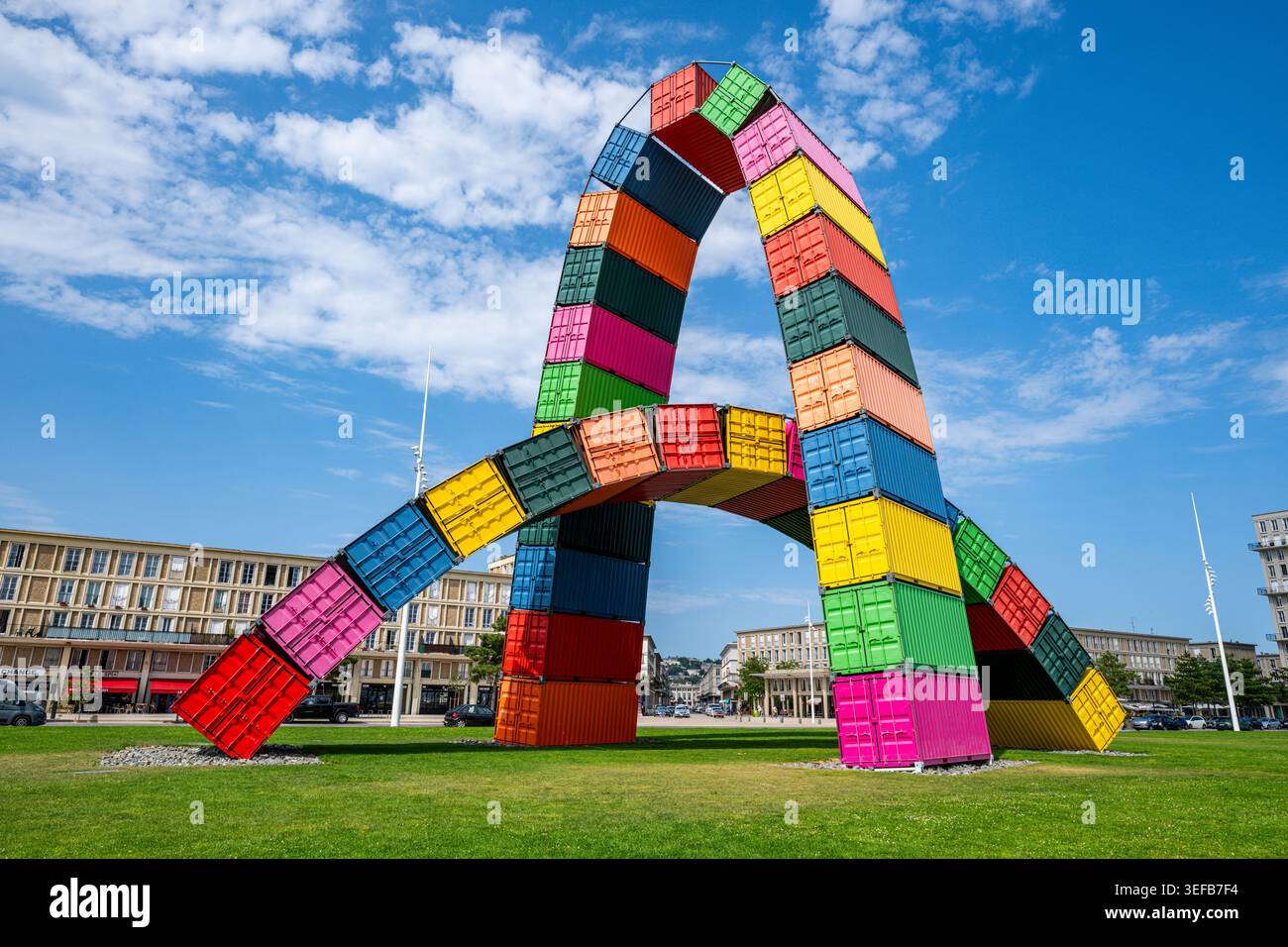 Farbenfrohe Catena-Container-Struktur in Le Havre zeigt moderne Kunst Stockfoto