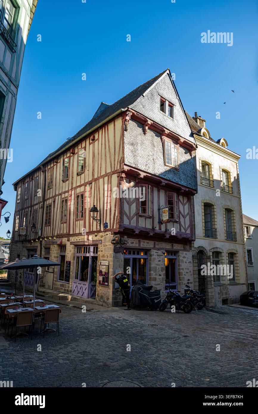 Historisches Gebäude mit Holzrahmen und Sitzbereich im Freien in einer französischen Stadt an einem sonnigen Tag Stockfoto