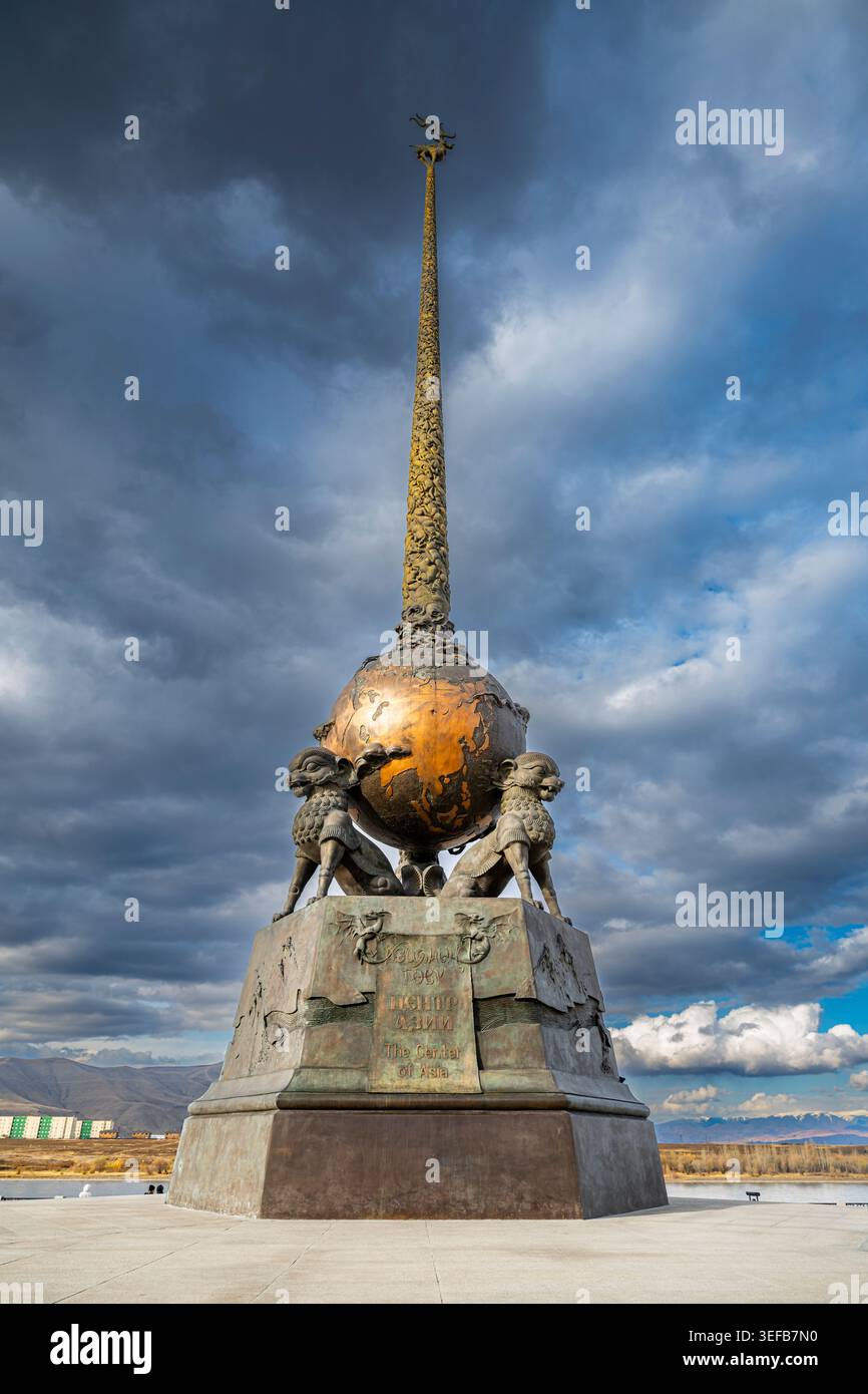 Geografisches Zentrum Asiens Monument am Yenisey Fluss in Kyzyl, Republik Tuva, Russland, zieht Besucher aus verschiedenen Regionen an Stockfoto