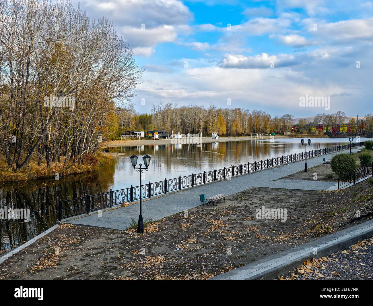 Reflektierendes Wasser mit Bäumen und Gehweg im Kyzyl-Nationalpark in der Republik Tuva in Russland während der Herbstsaison Stockfoto