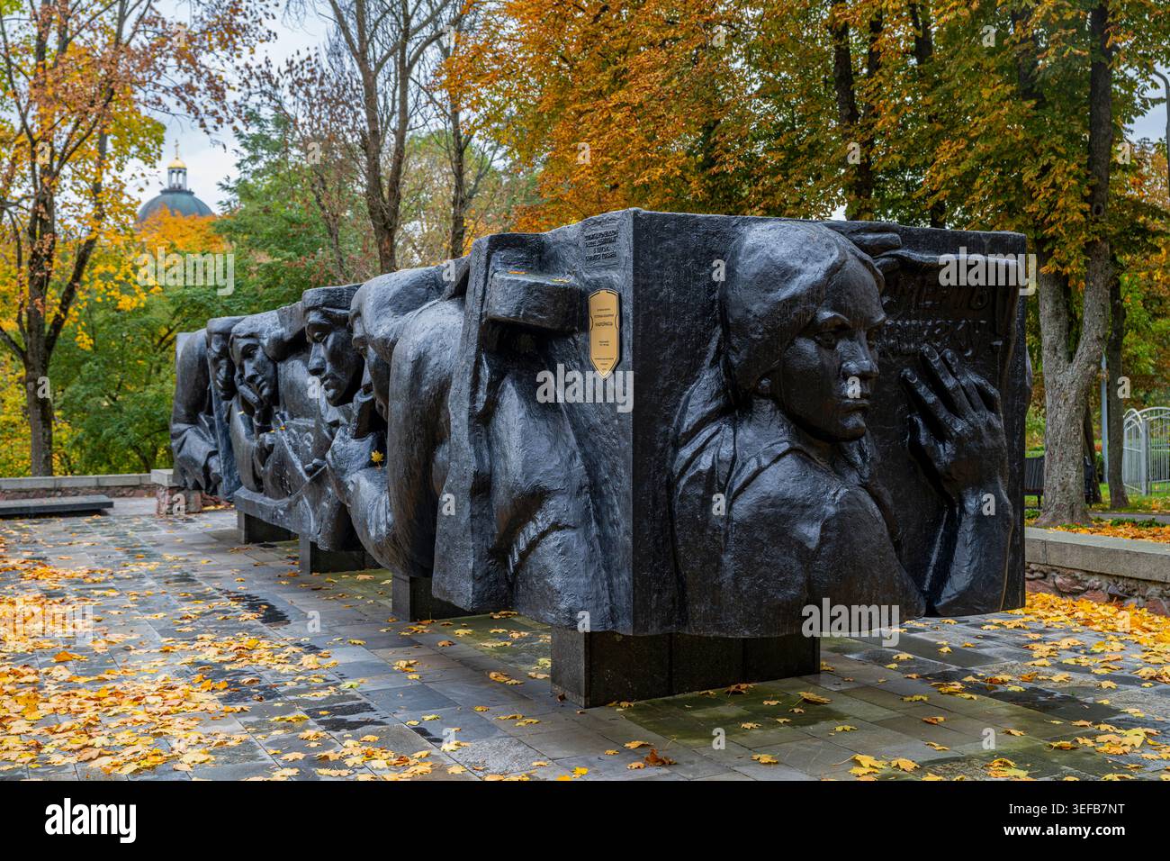 Das Kriegsdenkmal im Gomel-Park ehrt das Gedenken an die Soldaten in Belarus mit geschnitzten Skulpturen im Herbst Stockfoto