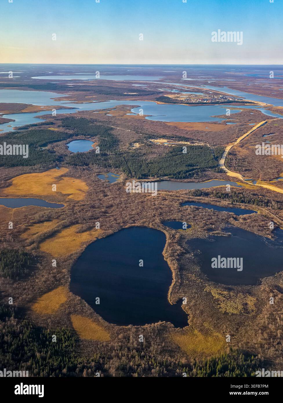 Luftaufnahme von Feuchtgebieten und Seen in der arktischen Region Russlands bei Tageslicht im Herbst Stockfoto